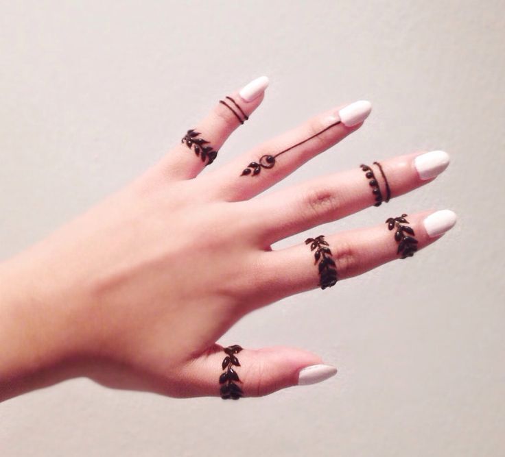 henna fingers