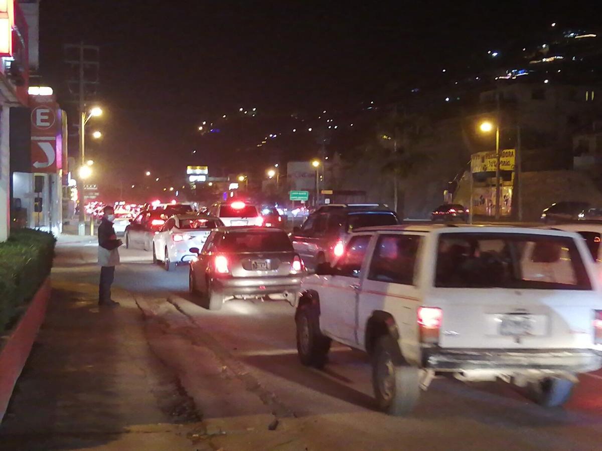 como esta la fila para cruzar a nogales arizona