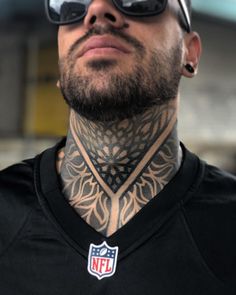 tatuaje cuello completo hombre