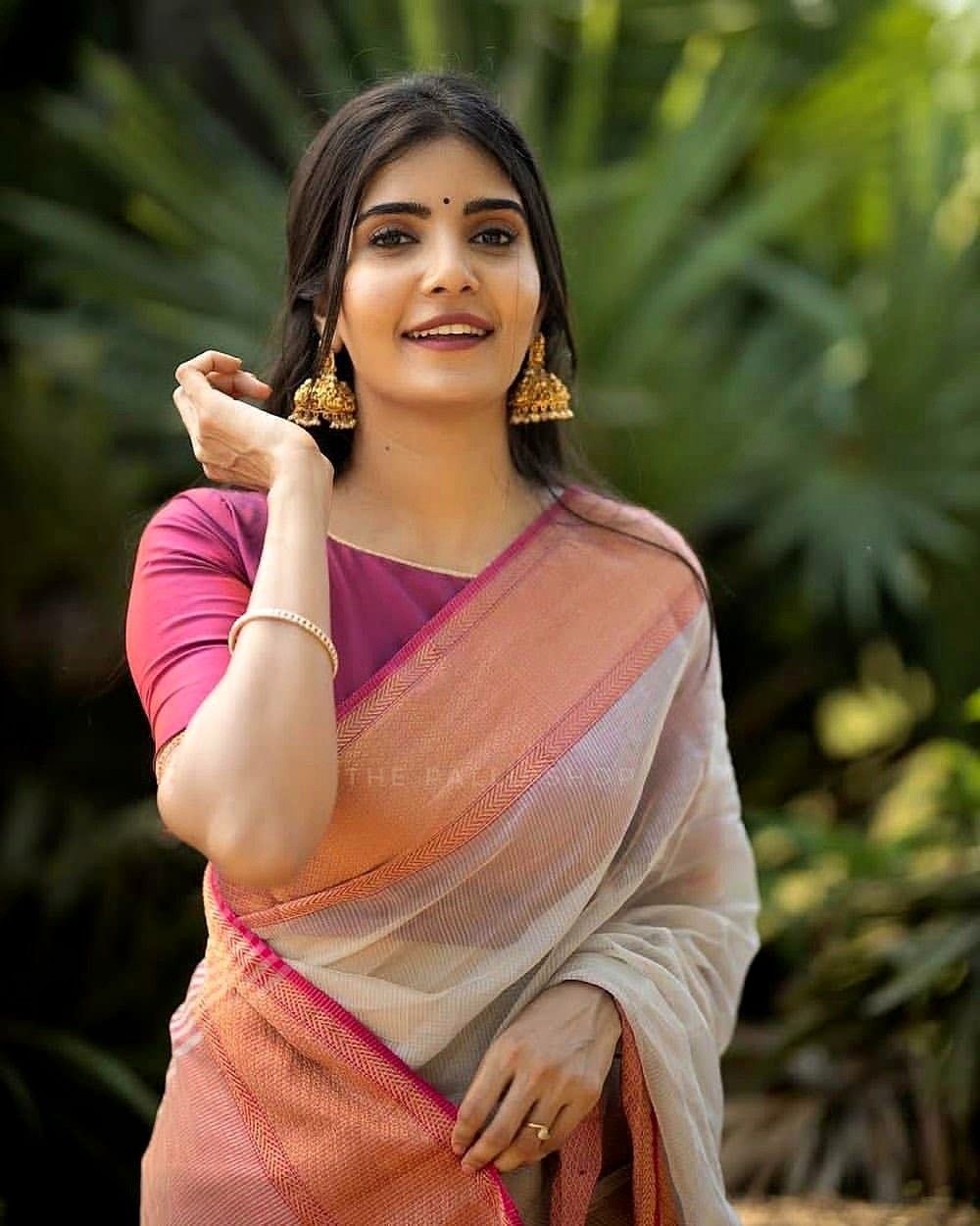 saree poses new style