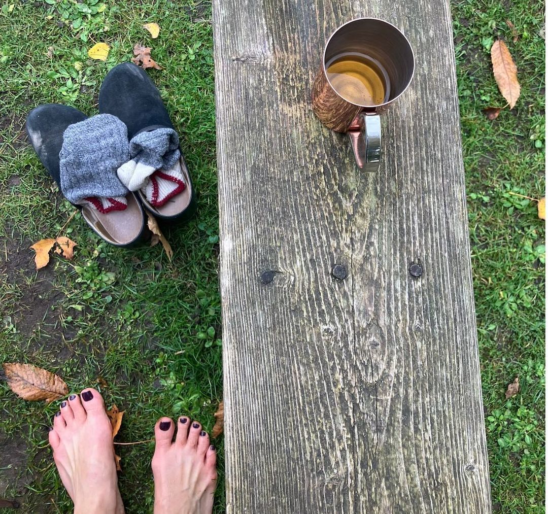 carrie anne moss feet