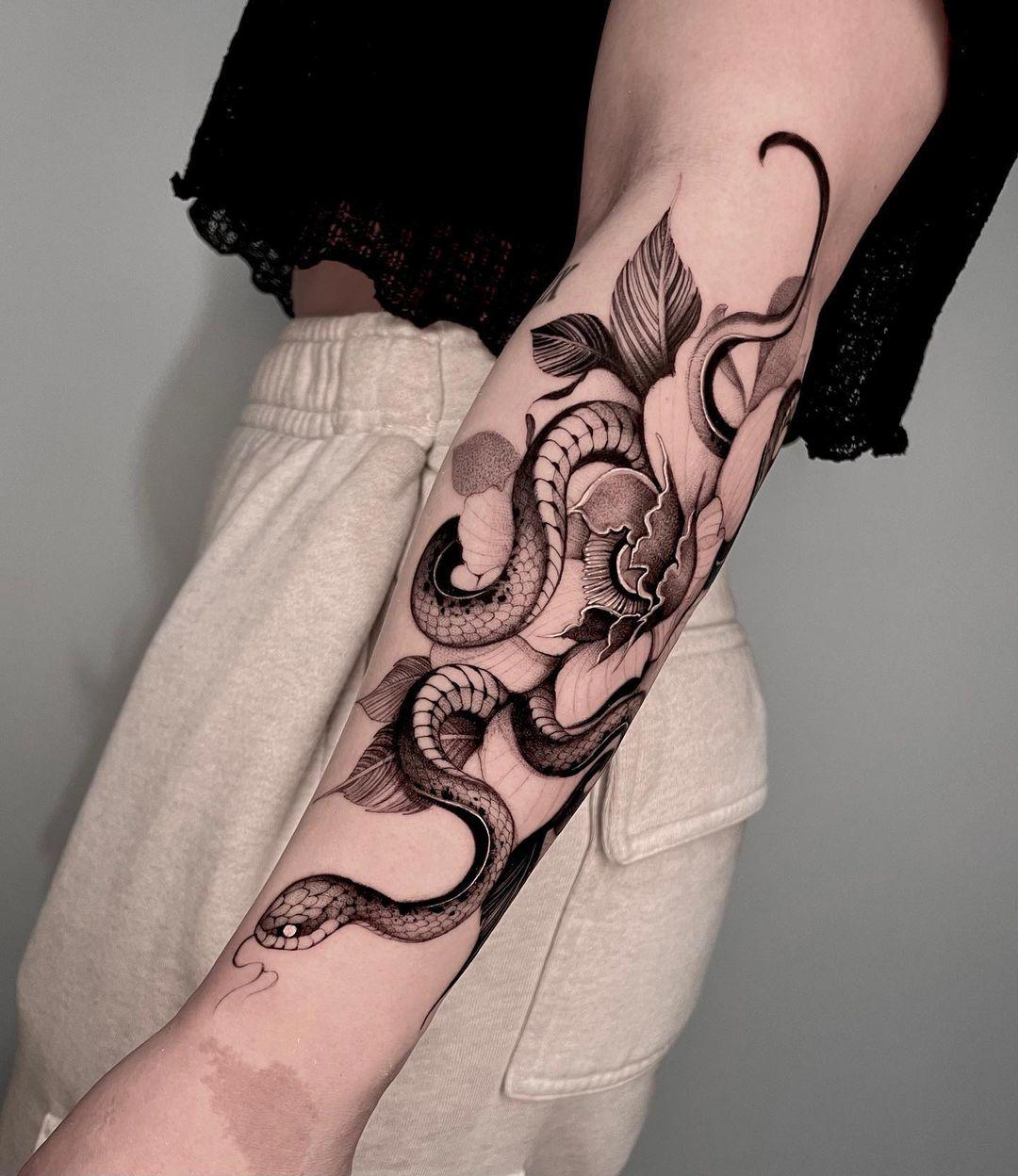 tatuaje serpiente brazo