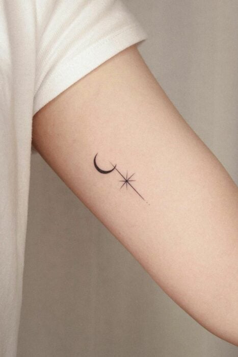 tatuaje luna y estrella pequeño