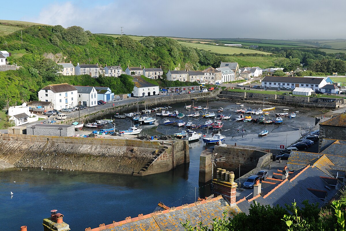 bus from helston to porthleven