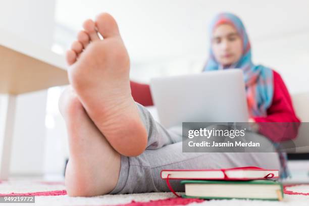 hijabi feet