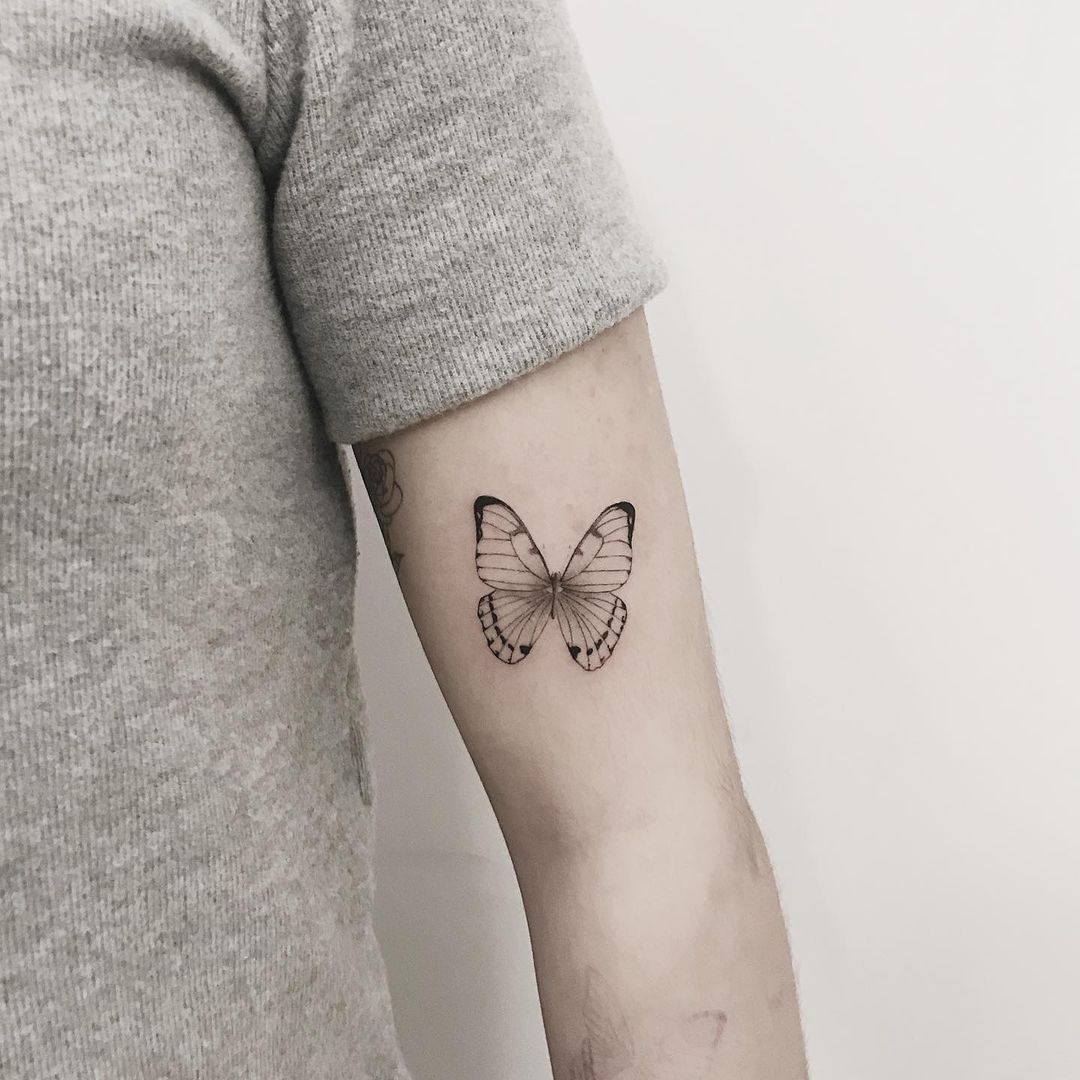 tatuaje mariposa brazo mujer