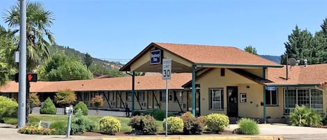 cheap hotels in grants pass oregon