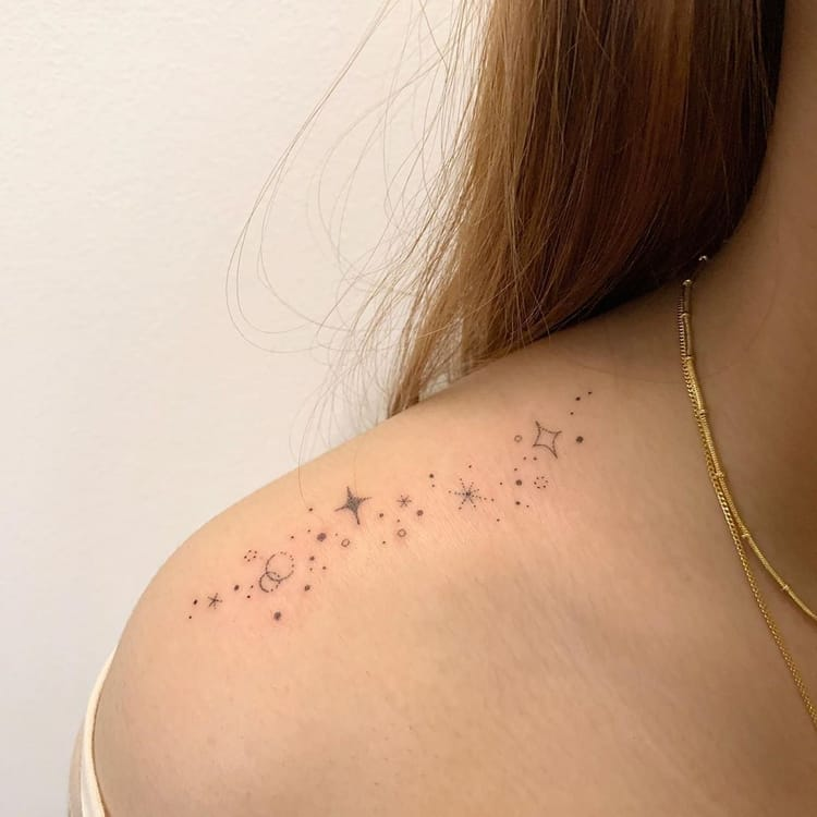 tatuaje en el hombro mujer