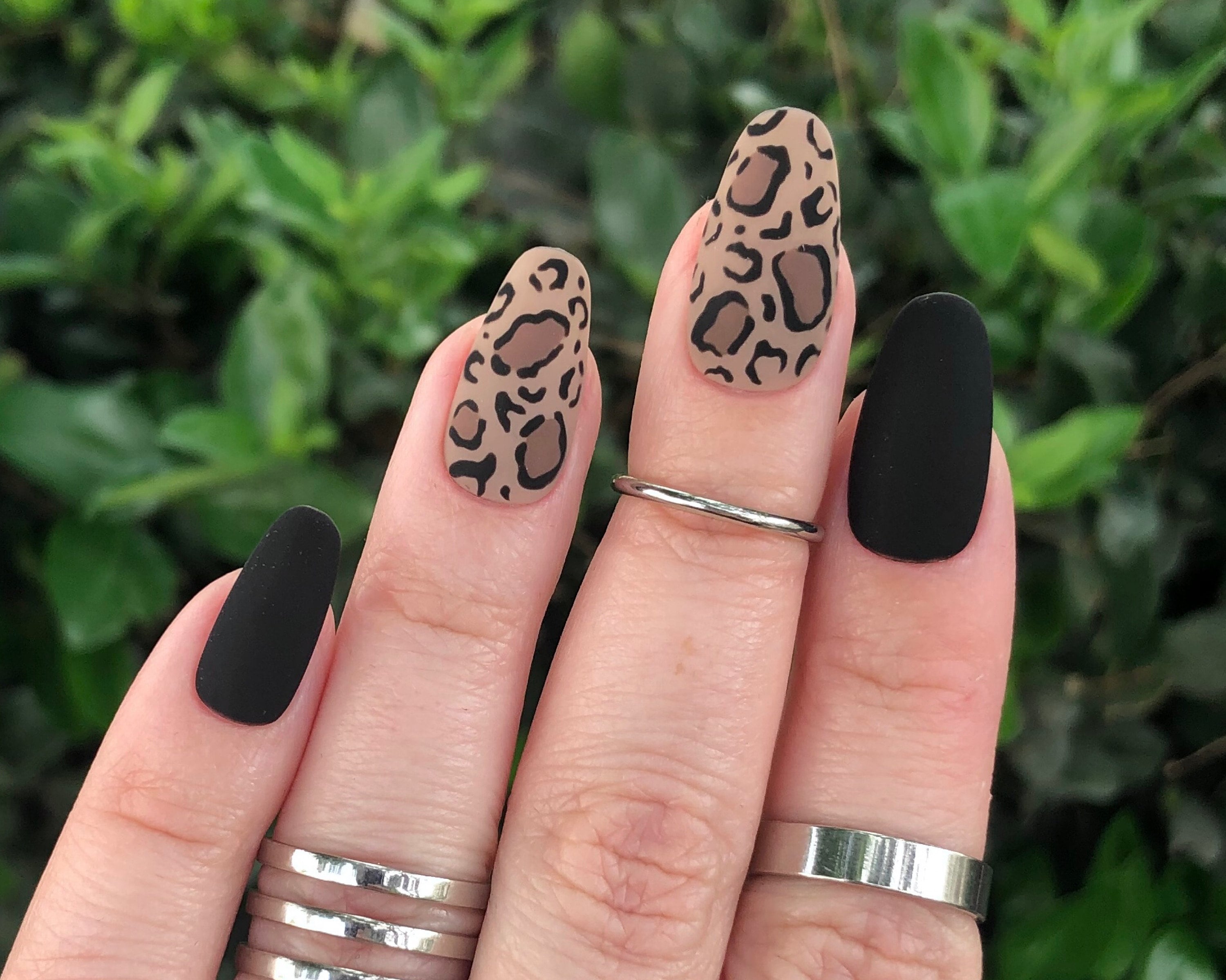 leopard print acrylic nails