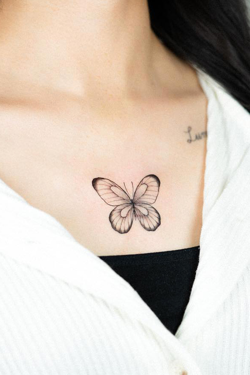 tatuaje mariposa pecho mujer