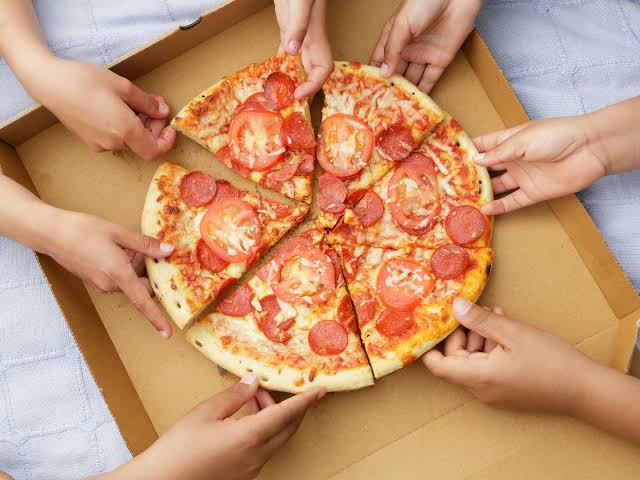 how many slices in pizza hut medium pizza