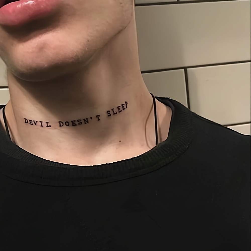 tatuajes chicos en el cuello