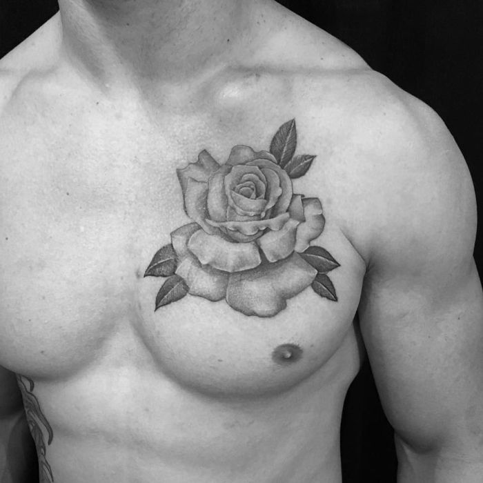 tatuajes de rosas en el pecho para hombres