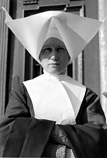 what is a nuns headpiece called