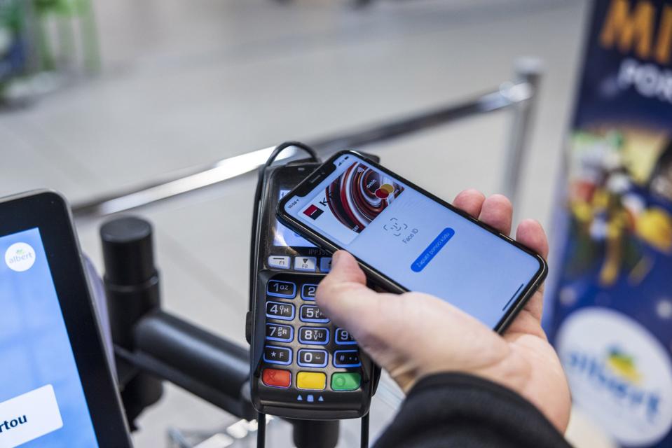 how to use apple pay at a store