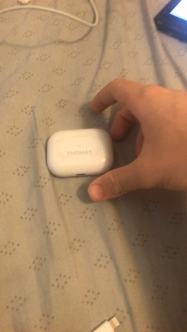 airpods not charging unless plugged in