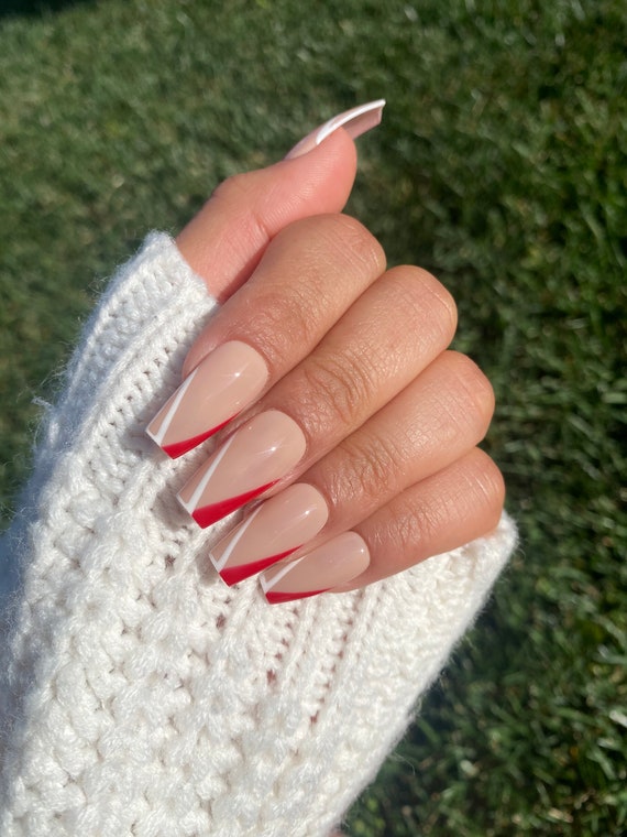 uñas rojas con blanco