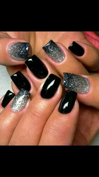 manicura negra y plata