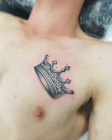 tatuaje corona pequeña hombre