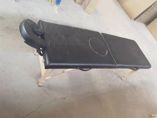 massage table with hole in middle