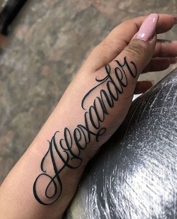 tatuajes de letras en la mano para mujer