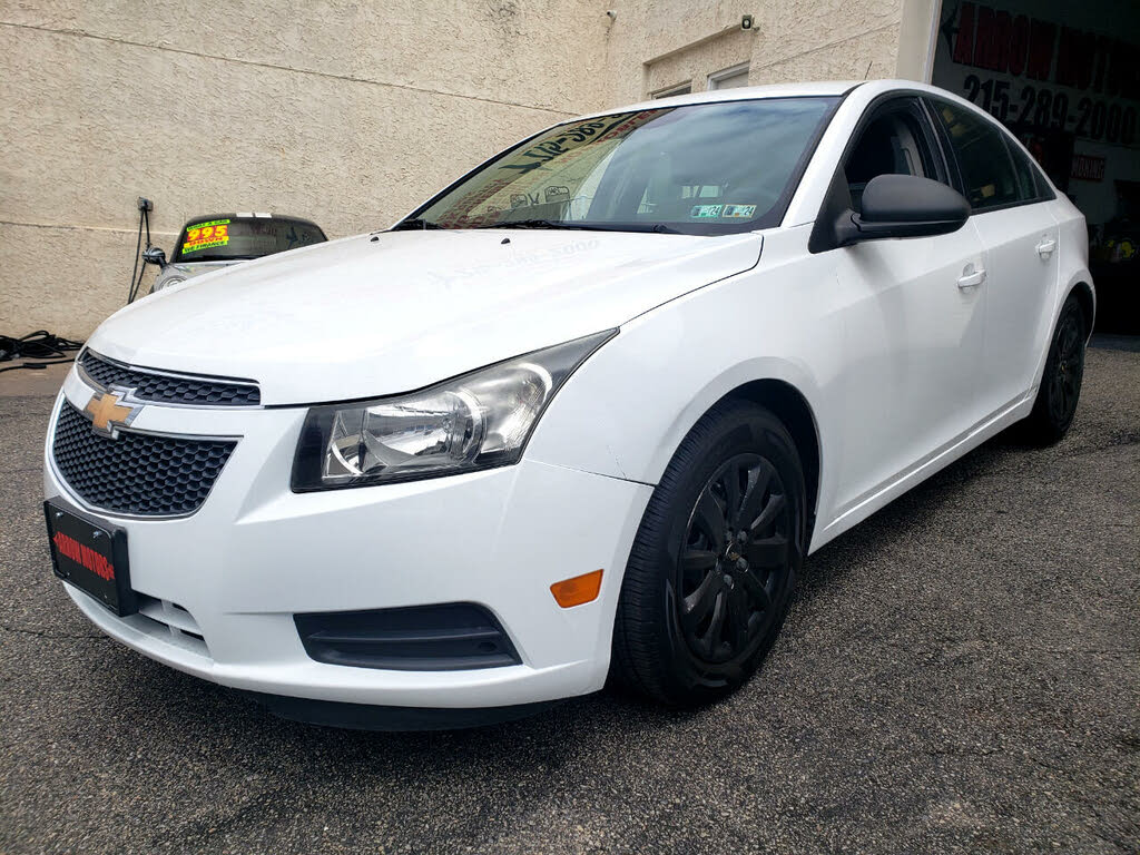 white 2013 chevy cruze