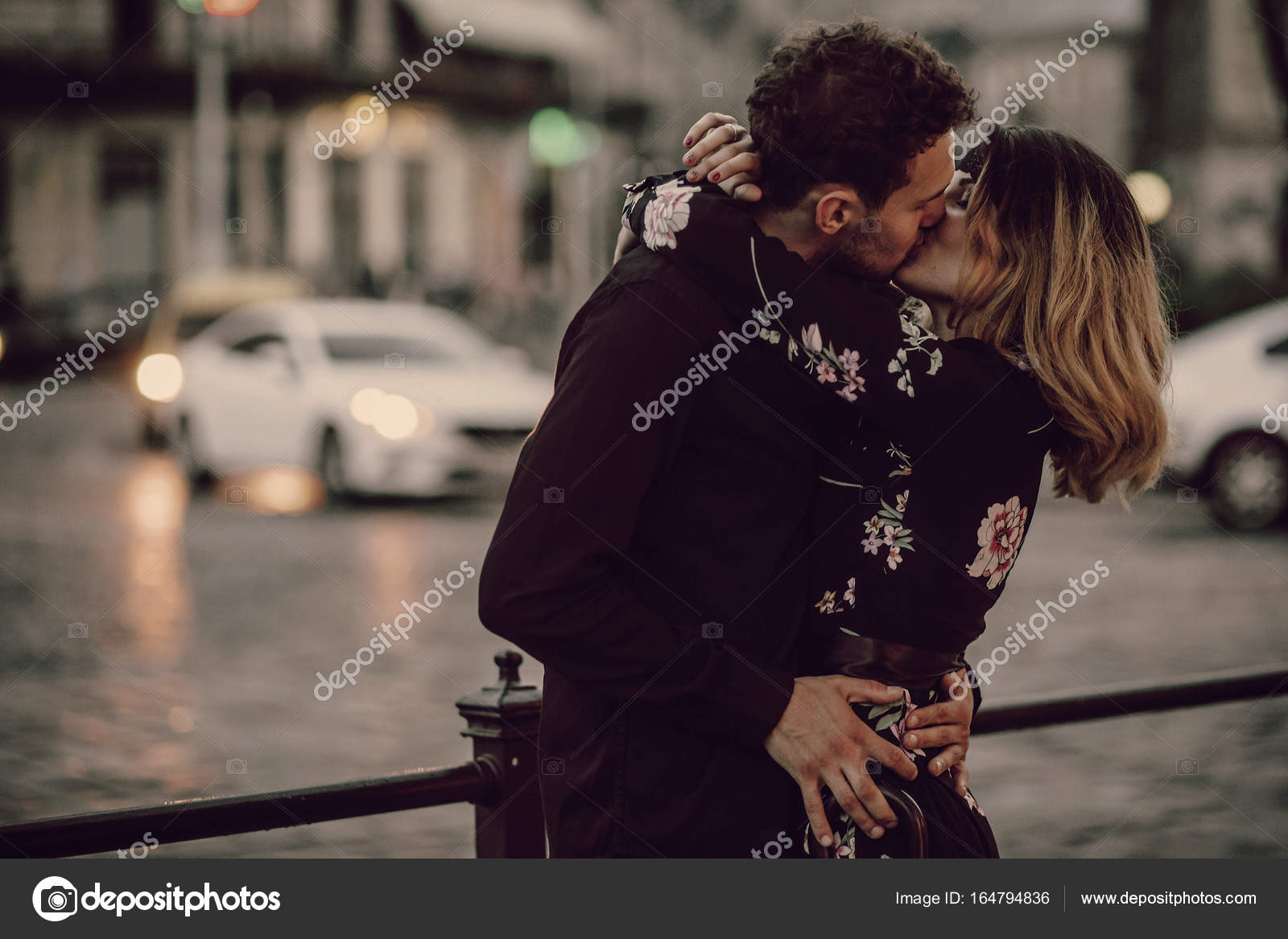 parejas besandose en movimiento