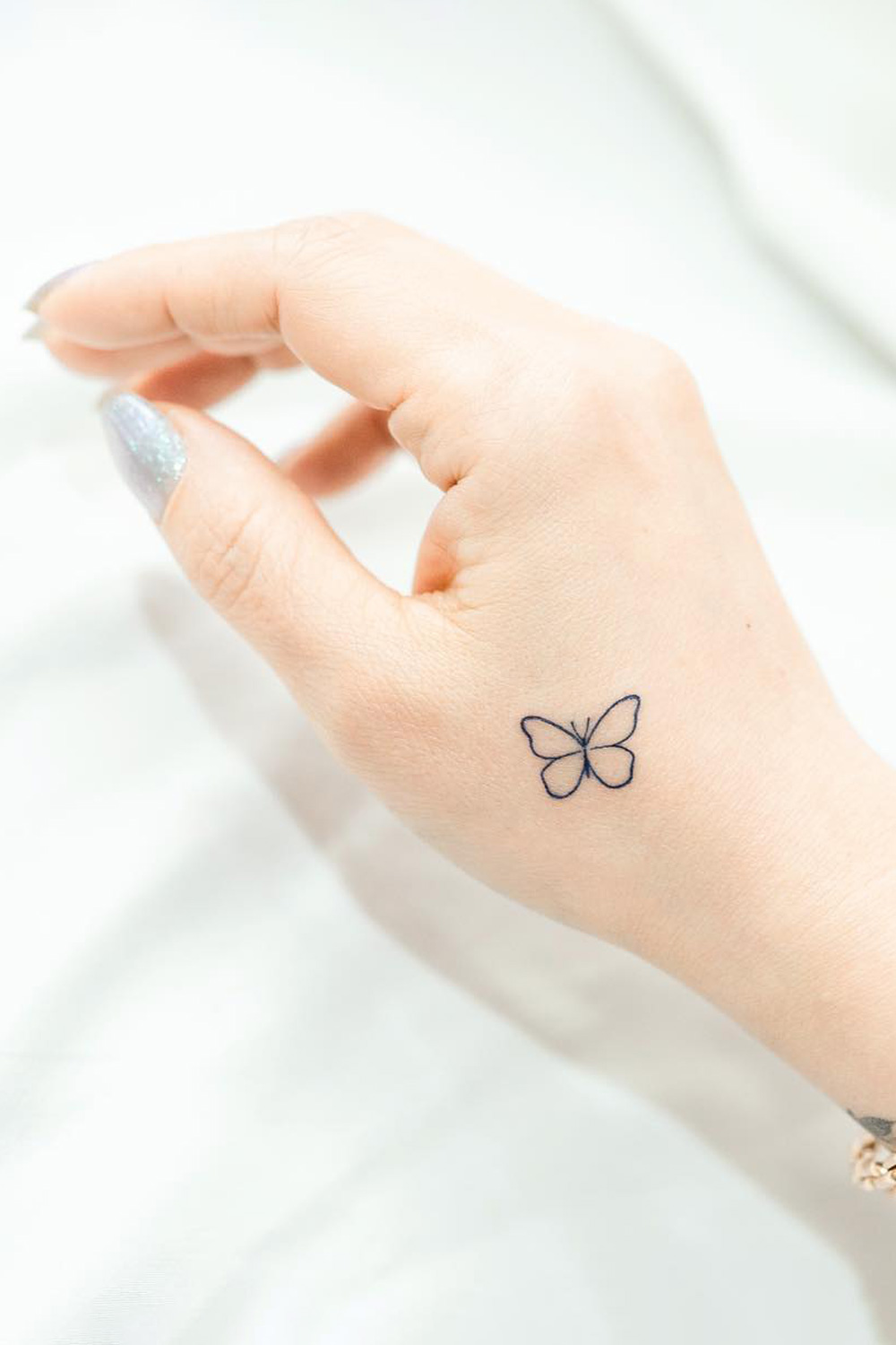 tatuaje en la mano de mariposa