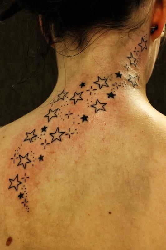 tatuaje estrellas cuello
