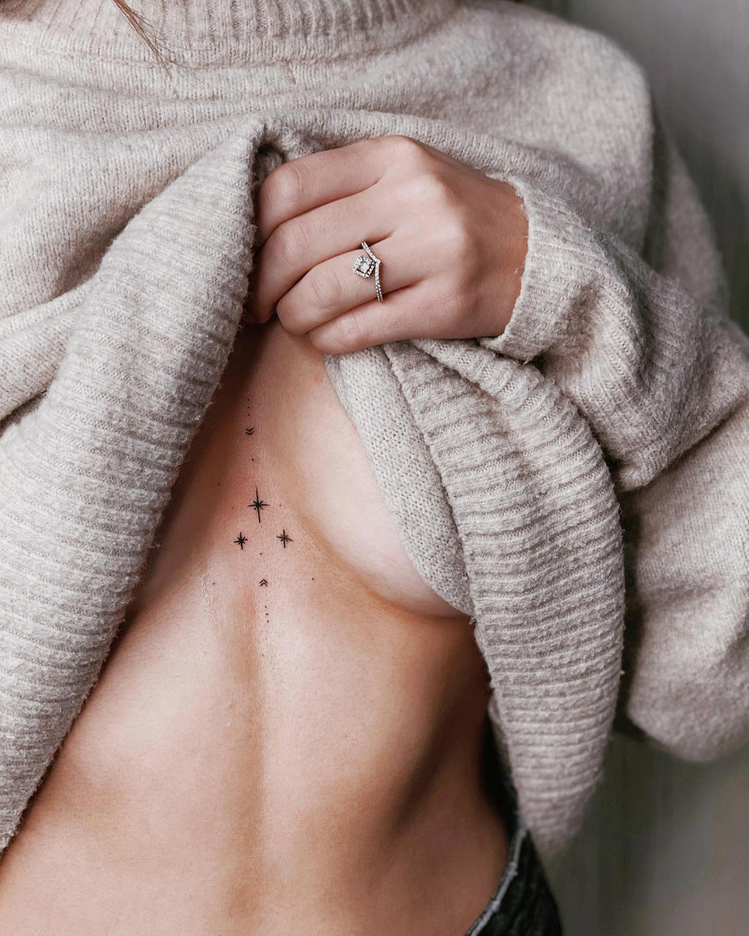 delicados tatuajes en el pecho mujer
