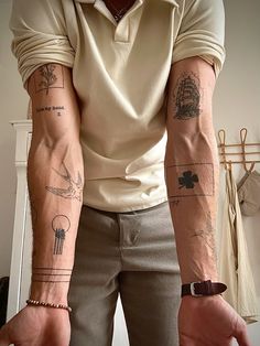 brazo con muchos tatuajes pequeños