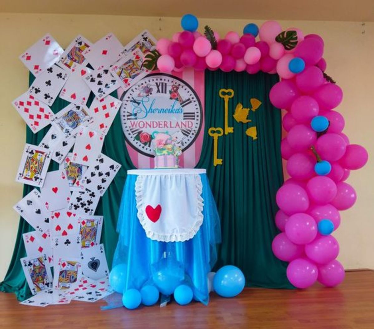 alice in wonderland party items