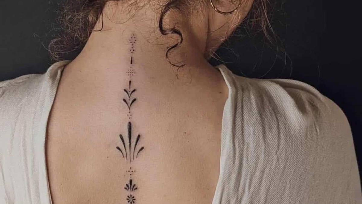 elegantes tatuajes en la espalda para mujer
