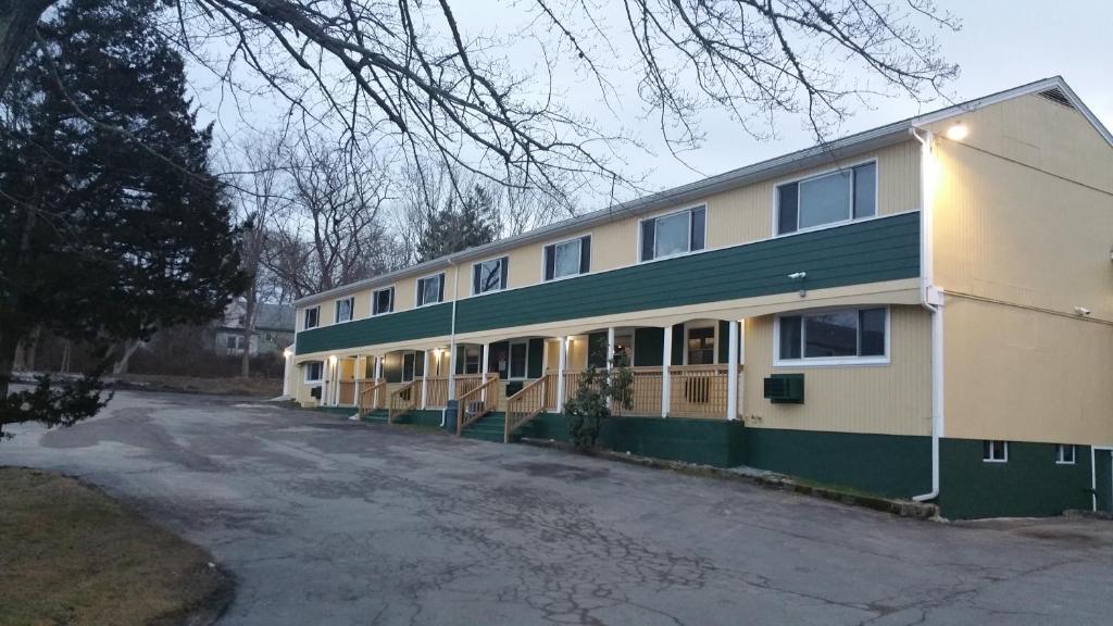 dartmouth motels