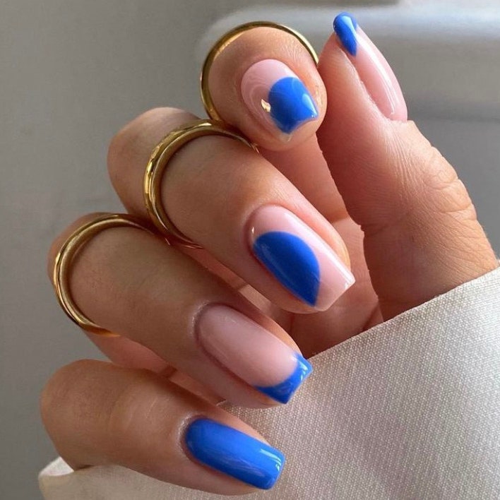 diseño de uñas en azul