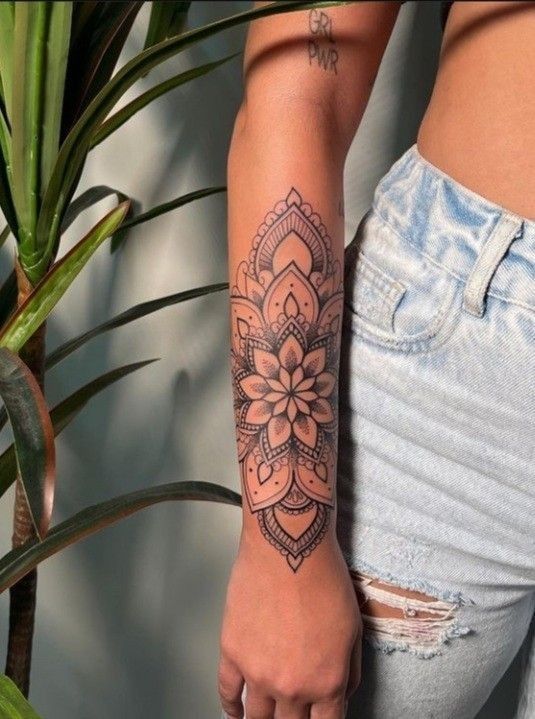 tatoo para mujer en el brazo