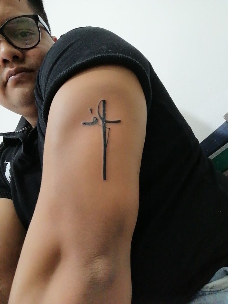 tatuajes de cruz con nombres