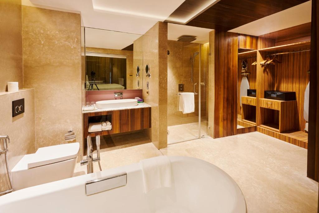 hotels in lucknow with bathtub