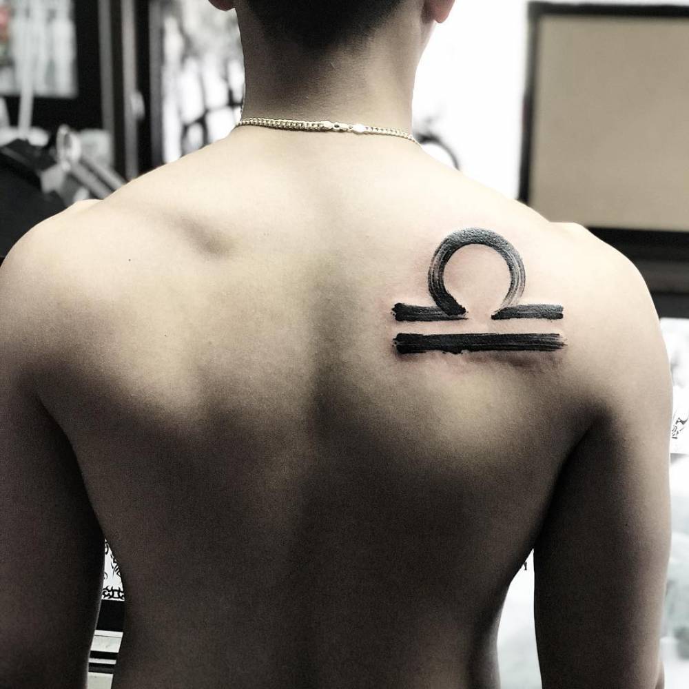 libra tatuaje hombre