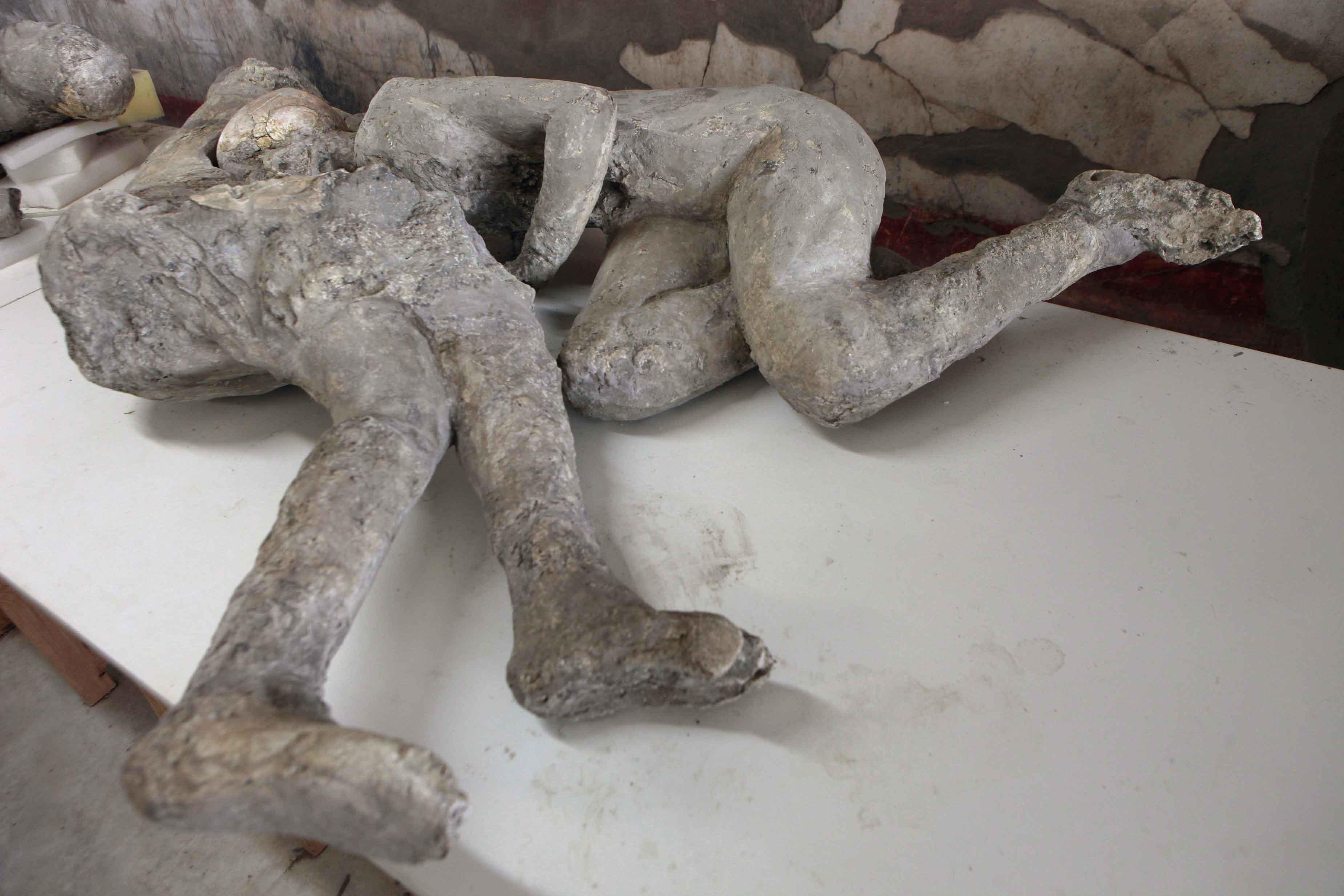 pompeii bodies lovers kissing