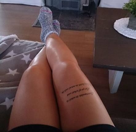 tattoo text oberschenkel