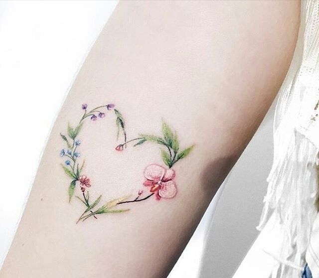 tatuaje corazon con flores