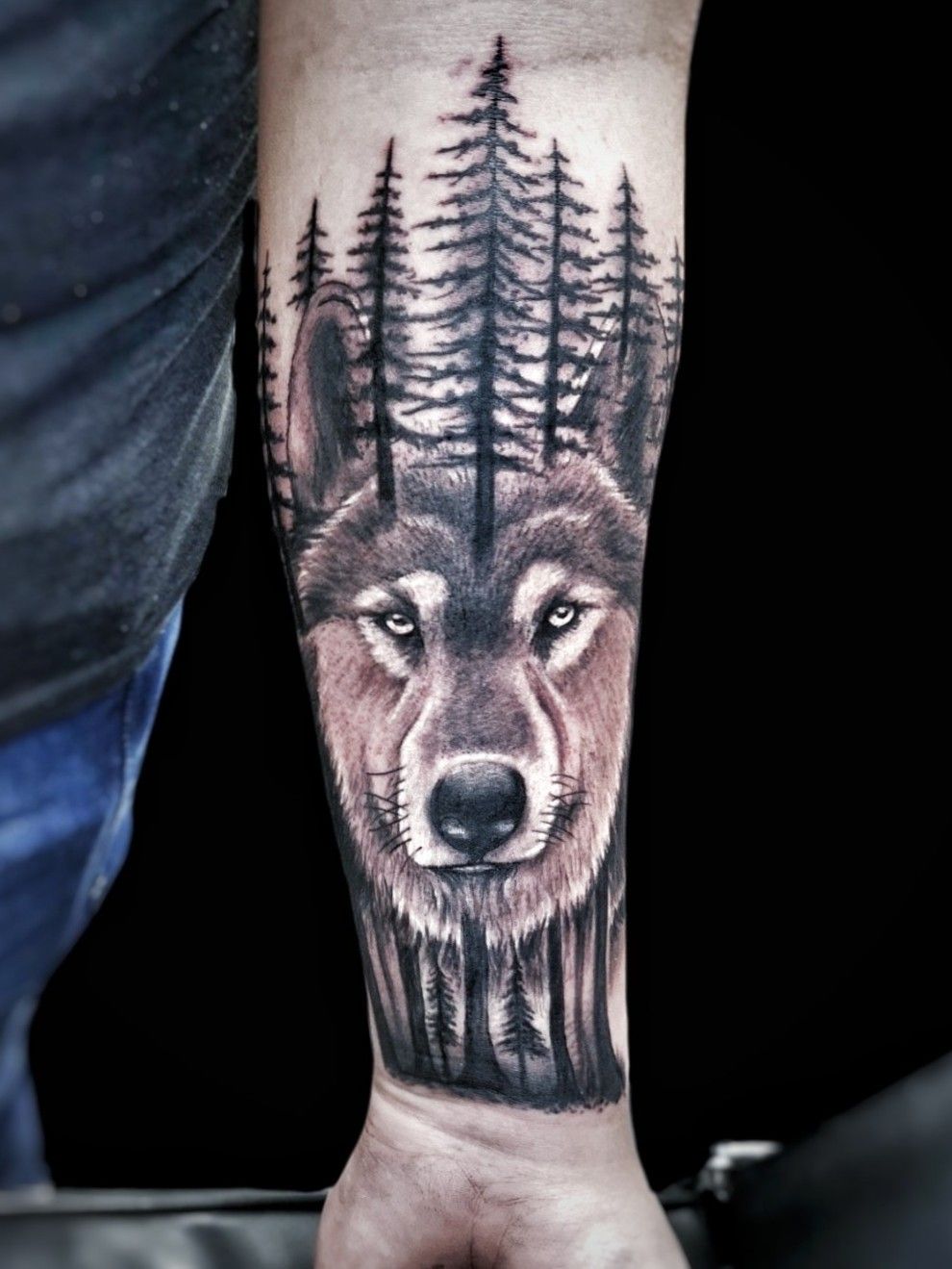 tatuaje de lobo en el brazo