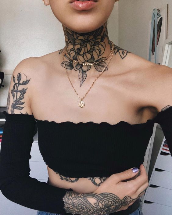 tatuajes cuello mujer delante