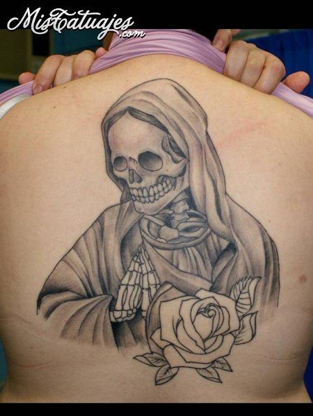 tatuajes de la santa muerte con rosas para mujer