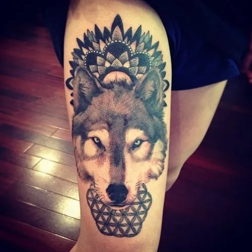 tatuajes de lobo para mujer en la pierna