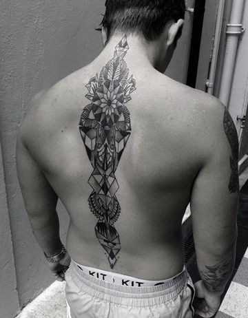 tatuajes espalda columna hombre