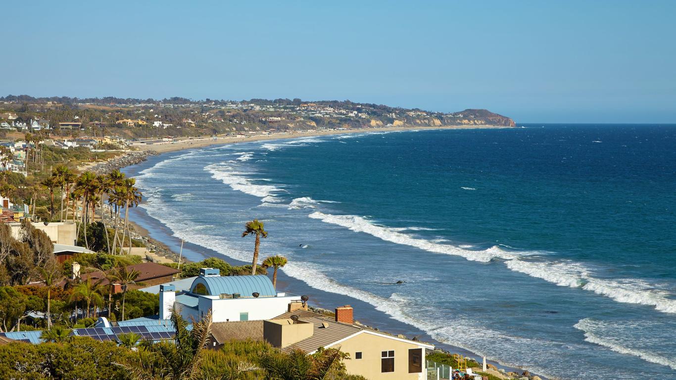 what is the closest airport to malibu california